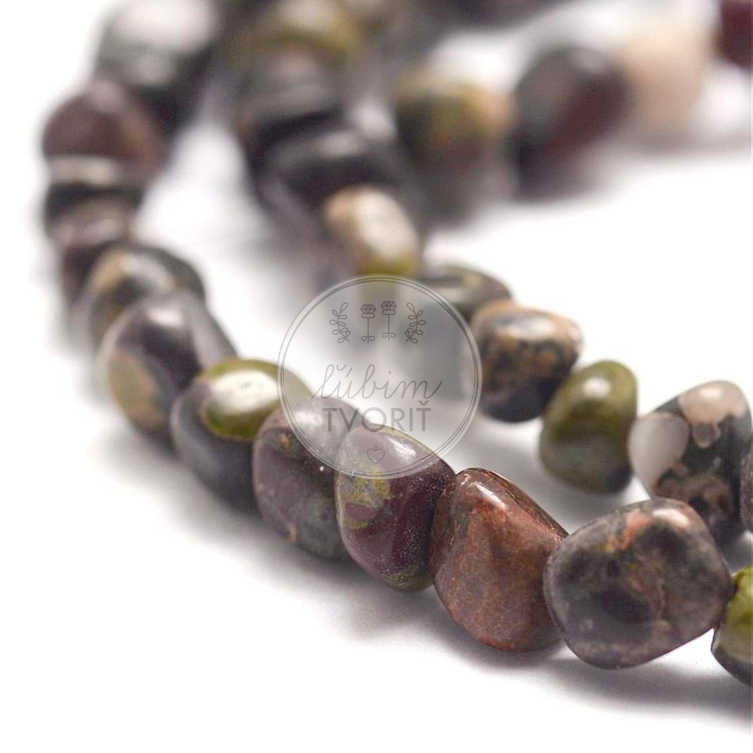 Jadeit zlomky, 4x8 mm - 16 ks